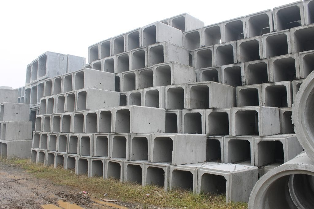 Cari supplier U-Ditch berkualitas? Artha Konstruksi jual U-Ditch precast berbagai ukuran standar SNI dengan mutu K-350. Harga pabrik & siap kirim seluruh Indonesia!