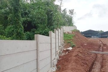 Proses pemasangan pagar panel beton yang rapi dan kokoh oleh tim ahli Artha Konstruksi di area perumahan.